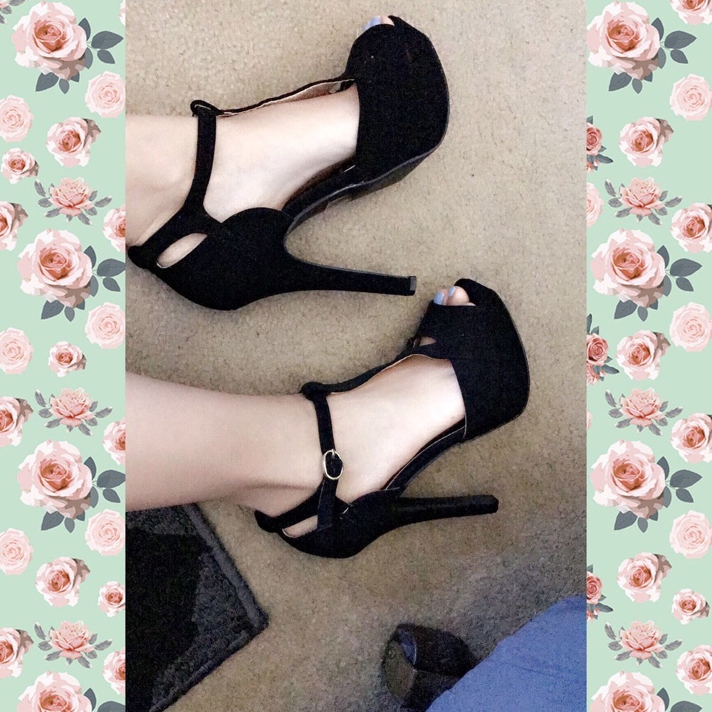Black platform heels💕