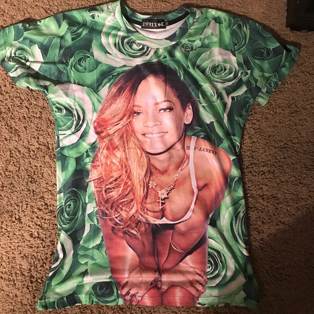 Rihanna T-Shirt W. Green Flower Background