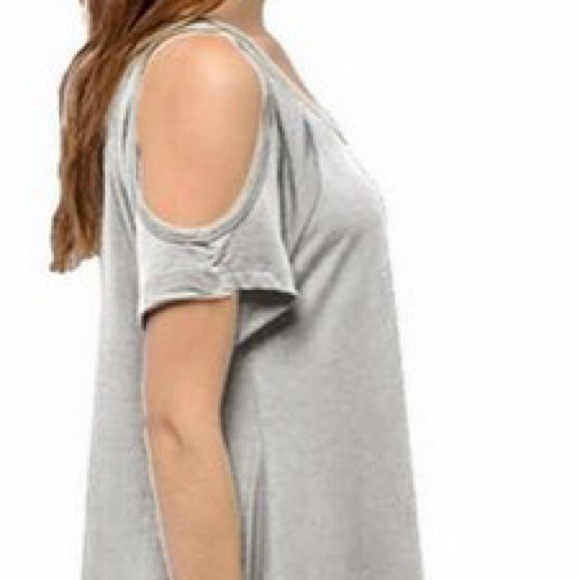 zemmaplus Tops - 💕💕💕long cut out shoulder top light blue