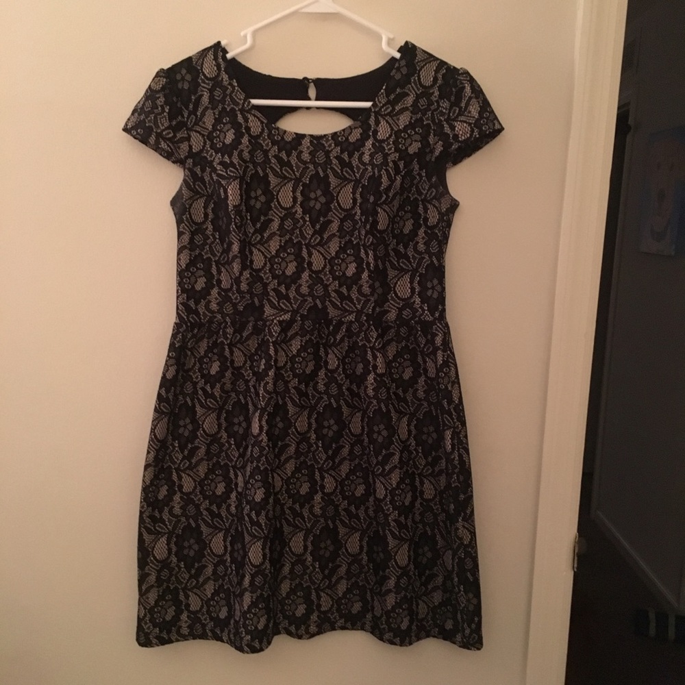 Black and brown lace dress with short sleeves