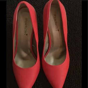 Pointy toe pump
