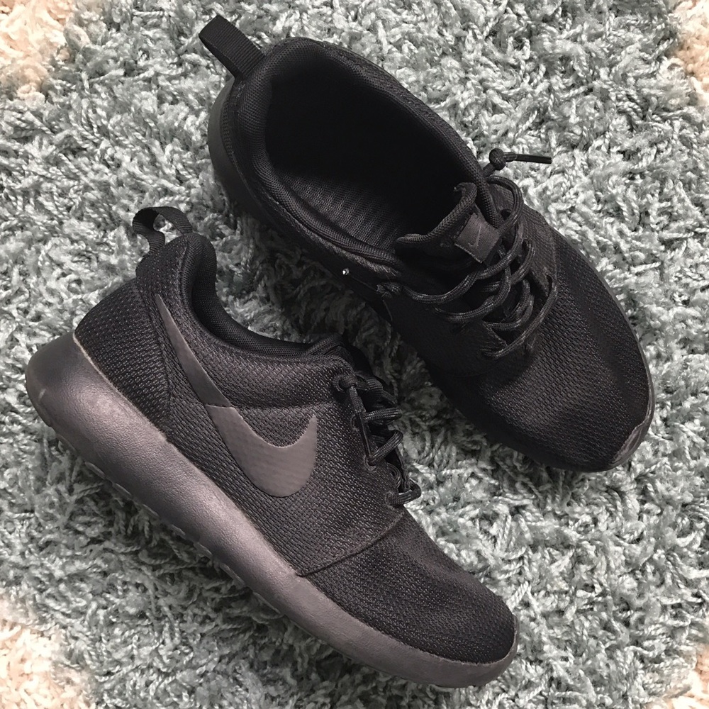 Nike Roshe - women's 9 - black VVGUC