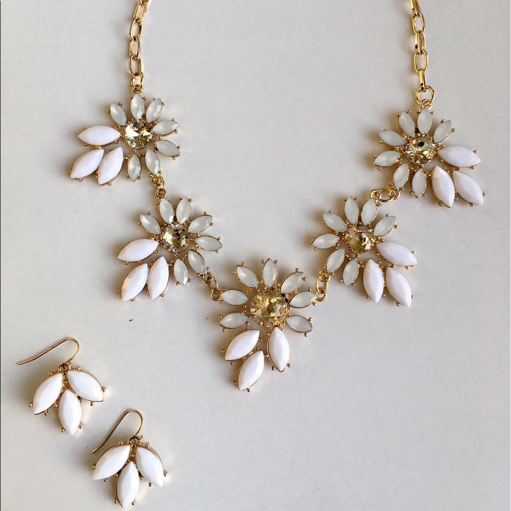 Gold Petal Pattern Necklace