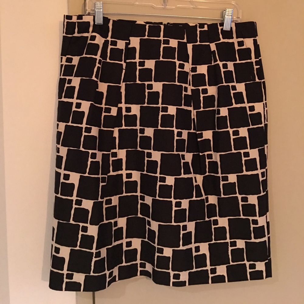 Banana Republic Black and cream lined skirt