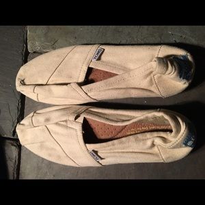 Toms size 9 creme