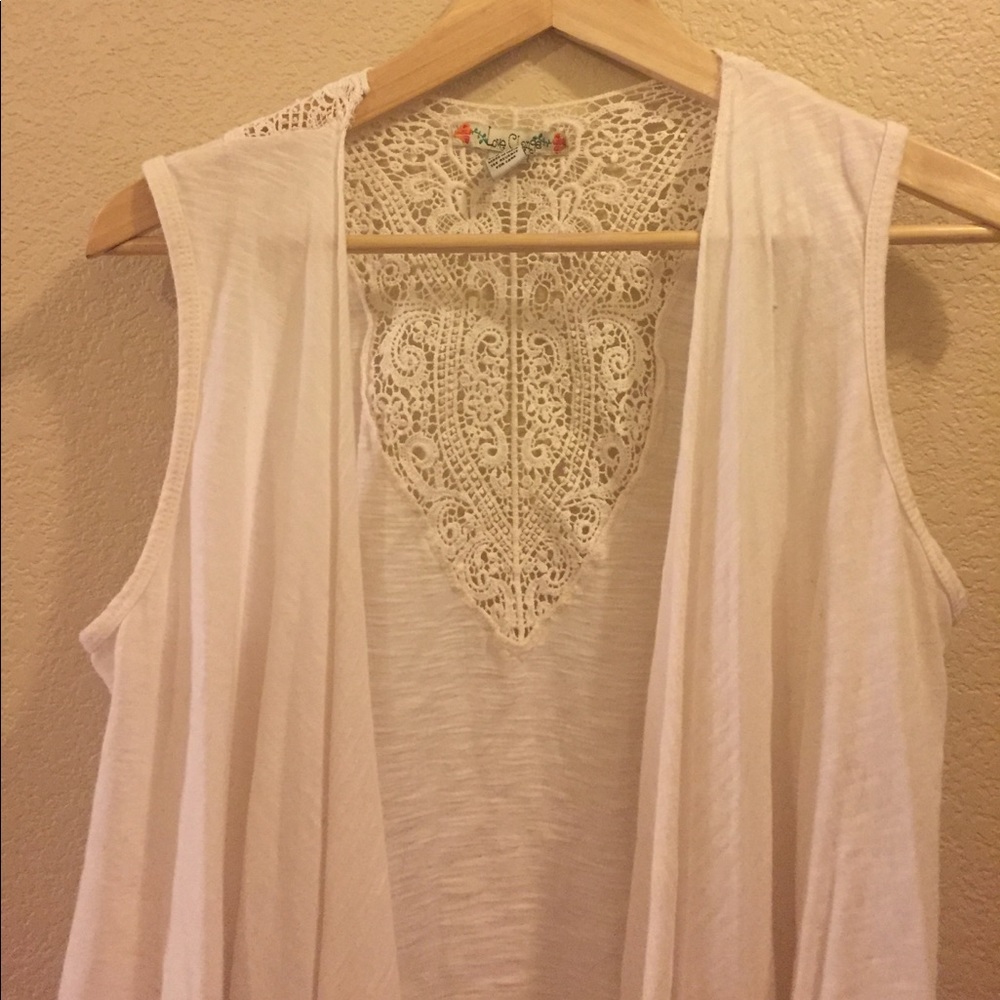 White lace sleeveless shawl