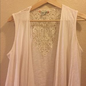 White lace sleeveless shawl