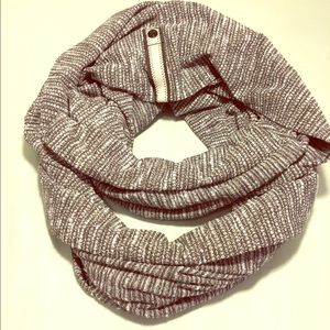 Lululelemon Vinyasa Scarf in grey/black