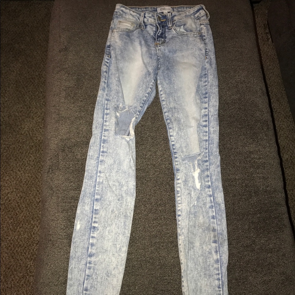 Distressed skinny jeans