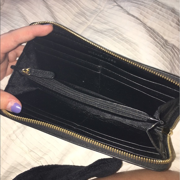 Black Michael Kors wallet - Picture 2 of 2
