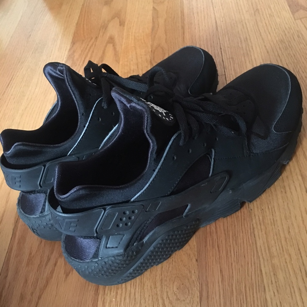All black Nike huarache