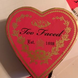 Too Faced . Perfect flush blush
