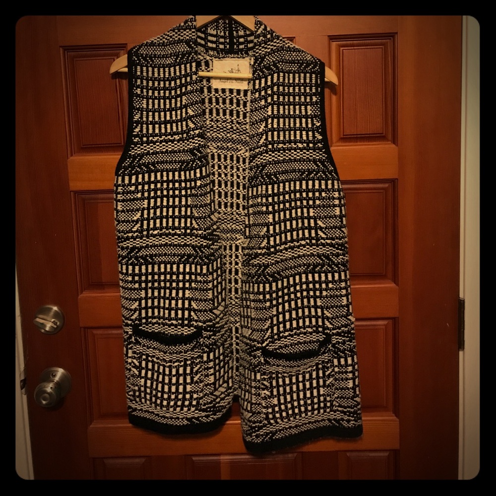 Anthropologie blk + wht sweater vest sz m
