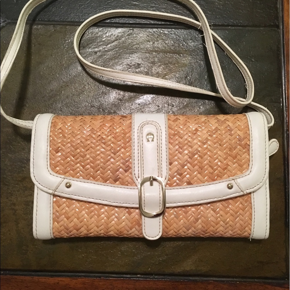 Straw and white shoulder bag or clutch.
