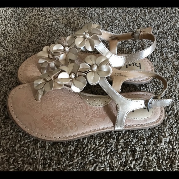 Women’s Size 6 Adorable & Comfortable Sandals - Picture 2 of 4