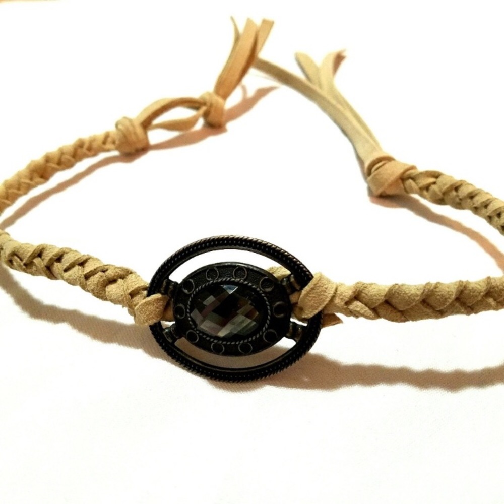 Stunning Perado soft leather choker w/stone pend.