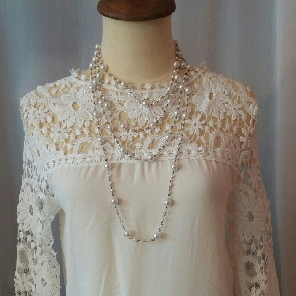 SALE!! ??.. Beautiful white lace blouse.. Size L