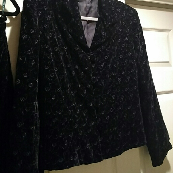 Suit - Picture 2 of 8