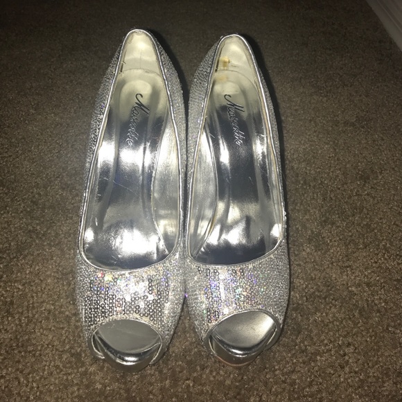 Silver sequined heels - Picture 2 of 3