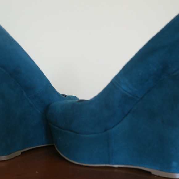 Suede heels - Picture 3 of 3
