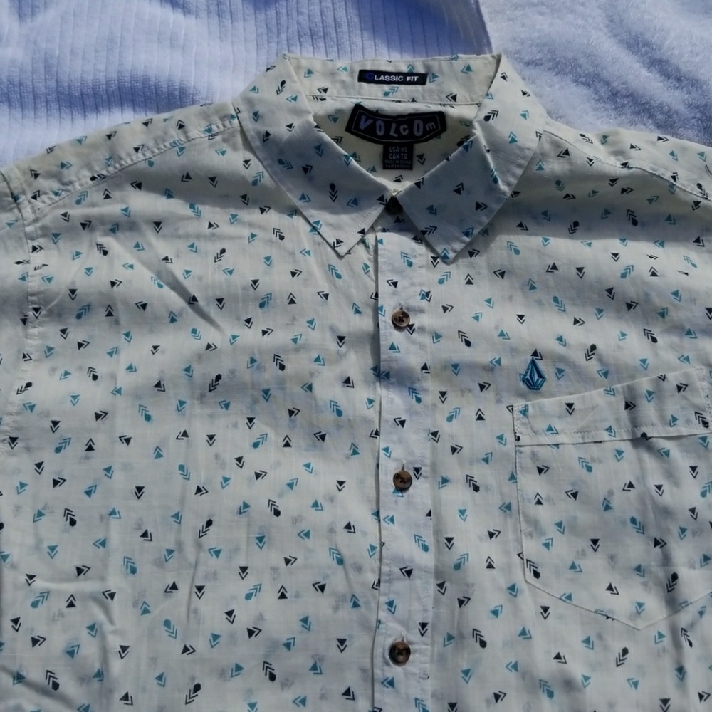 Volcom short sleeve button down - Picture 2 of 8