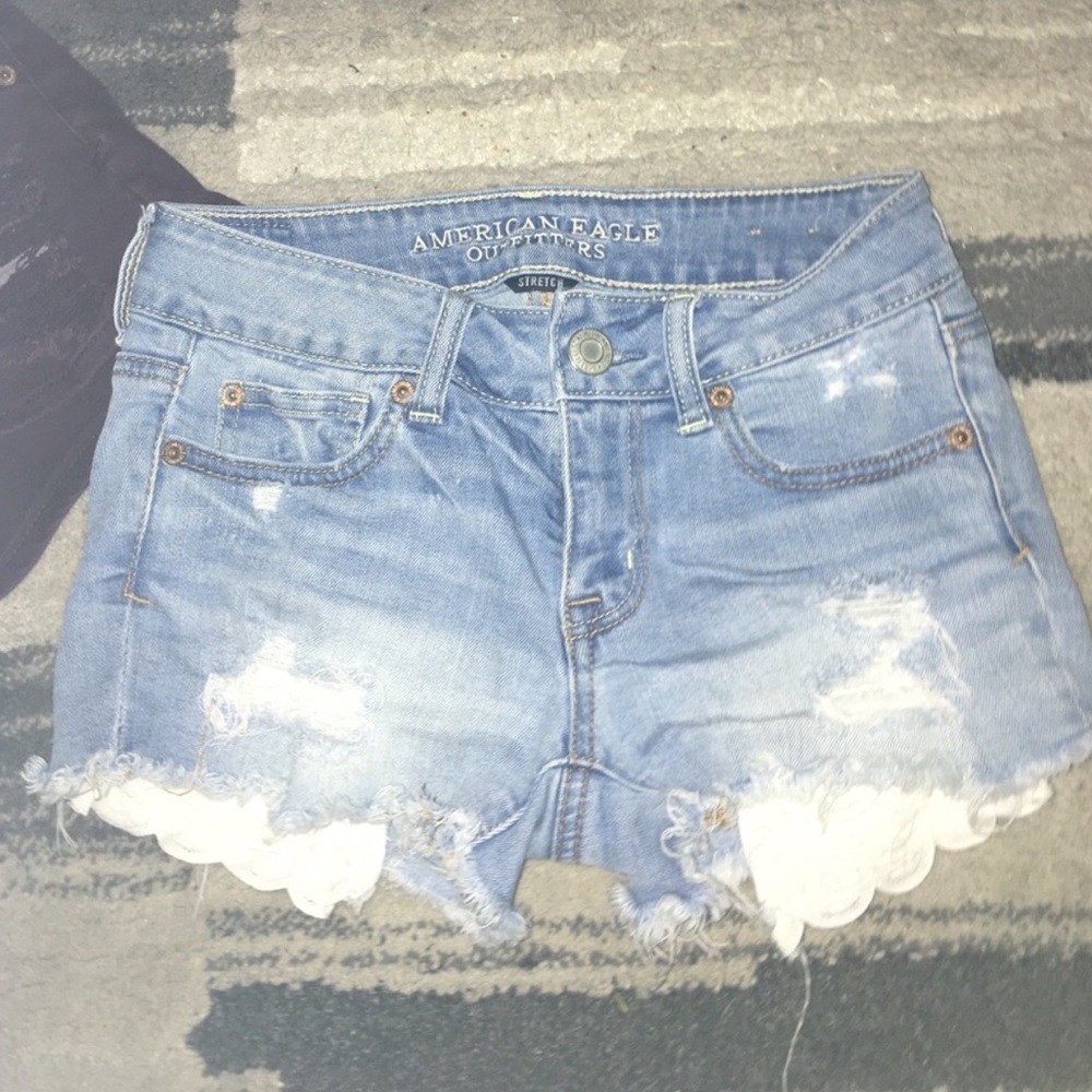 NEW POST///SINGLE PAIR OF LIGHT DENIM SHORTS