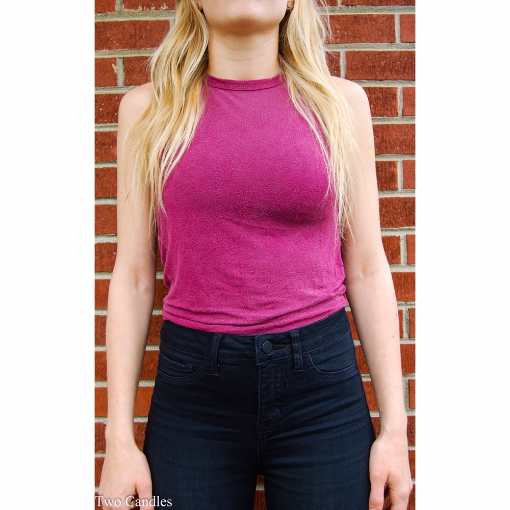 Women's magenta sleeveless crop top