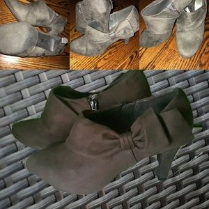 Gray med heel bootie with bow on the side