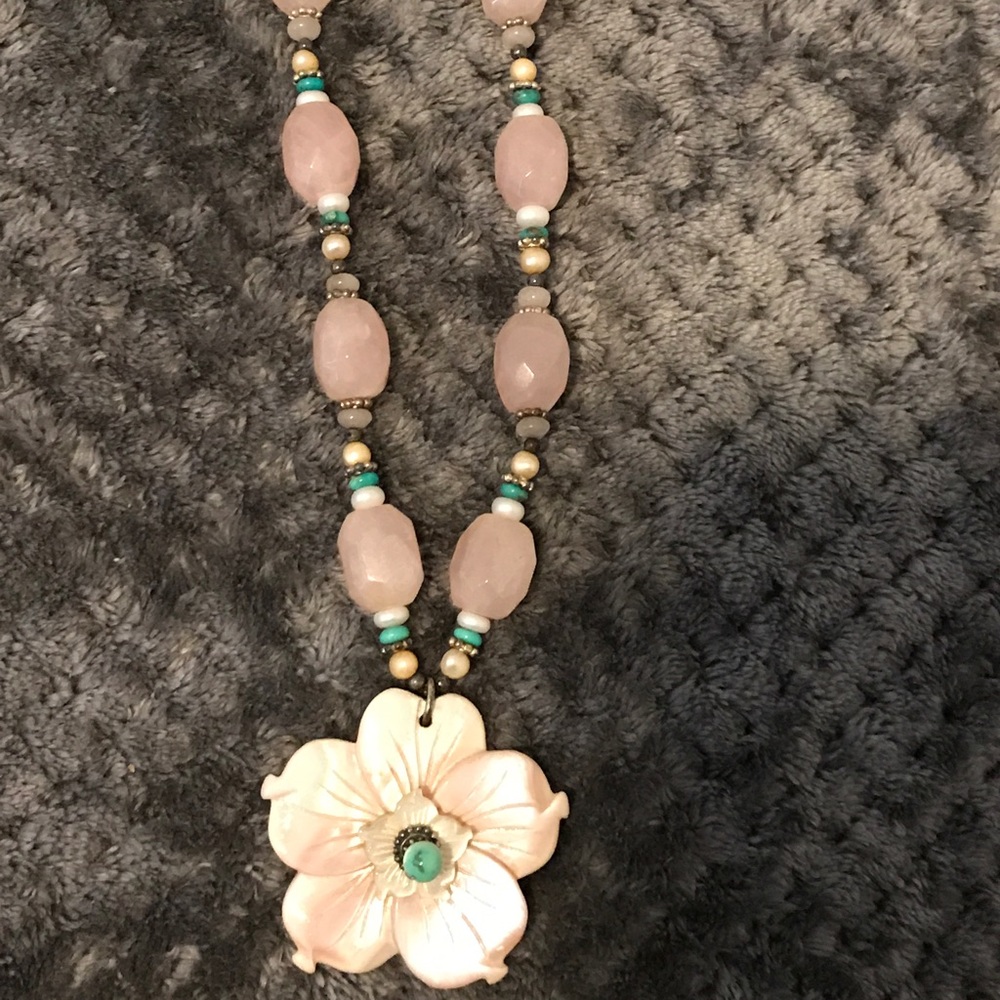 Mother of pearl flower necklace