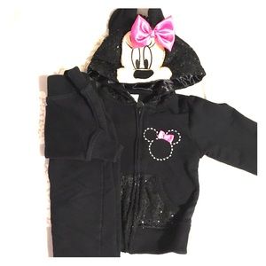Minnie Mouse Sweatsuit 3t but fits like 2t