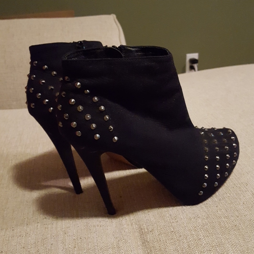 🌟SALE🌟 Aldo black studded booties and/or boots
