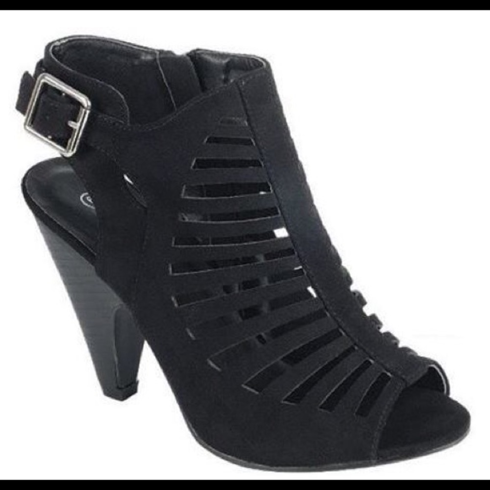 Black sandals! Adorable!!