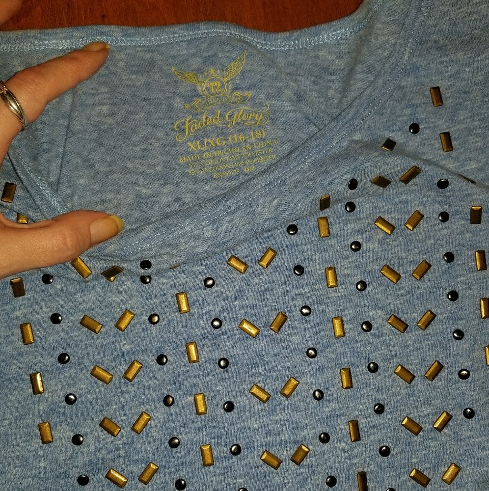 Blue tee w arrow design gold tones embellishments