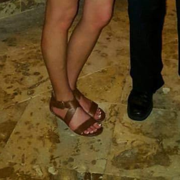 ISO cognac colored sandals that look like this!!!! - Picture 1 of 5
