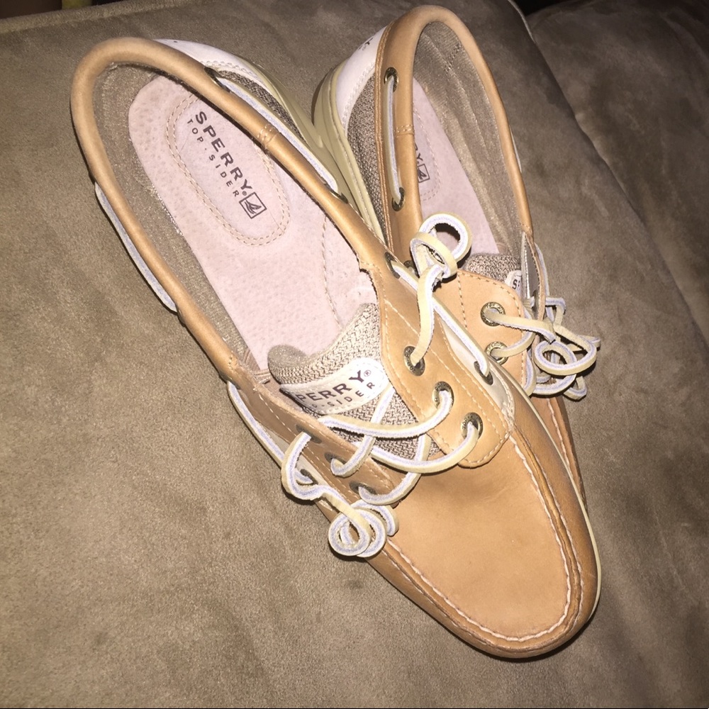 Woman's koifish sperrys boat shoe NWOT