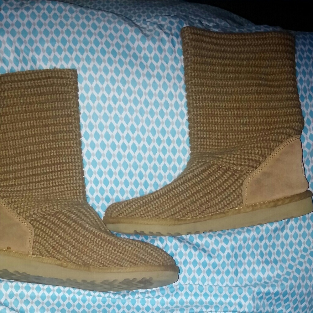 UGGS  FITS SIZE 4-6