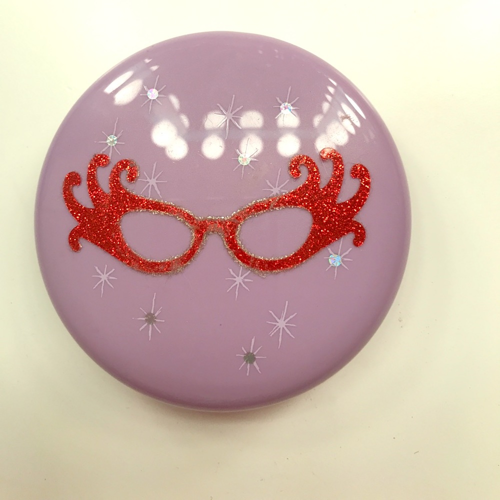 MAC Dame Edna "What a Dame" highlight powder LE