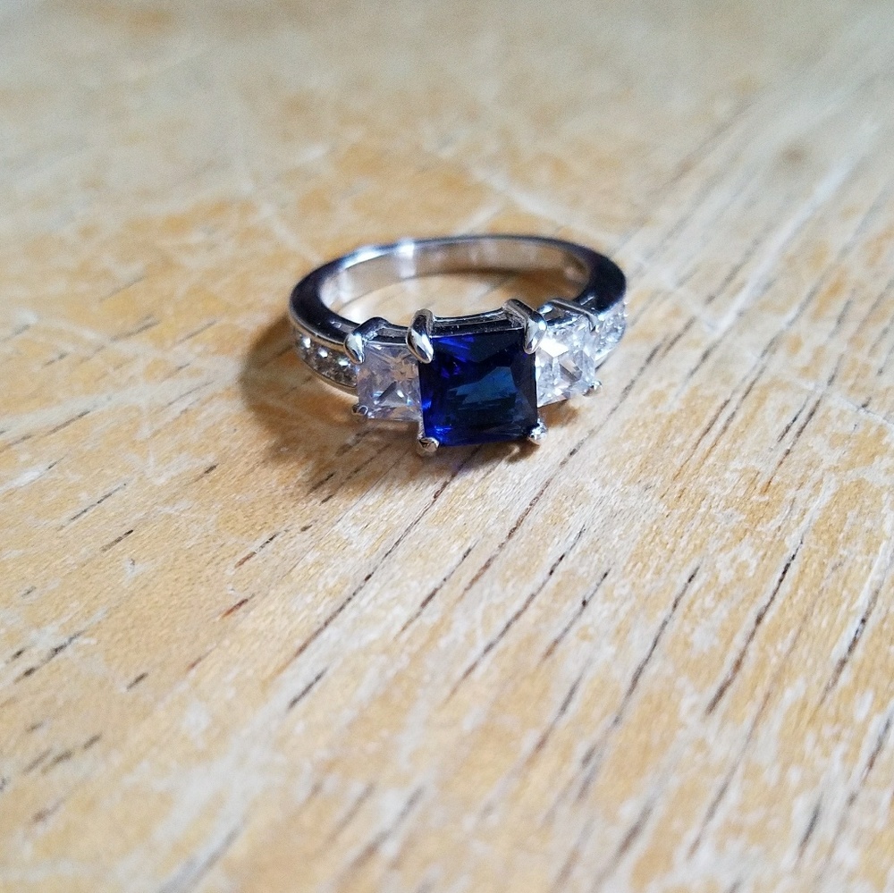 FLASH SALE🌟 Navy Blue Gem/Diamond Ring