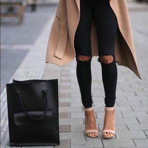 DISTRESSED BLACK JEANS