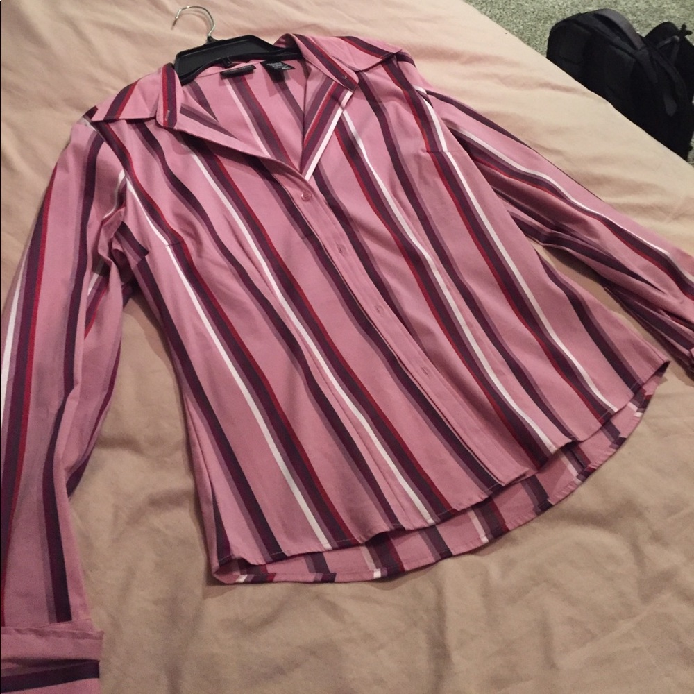 Office ready! Beautiful button down shirt 🤩