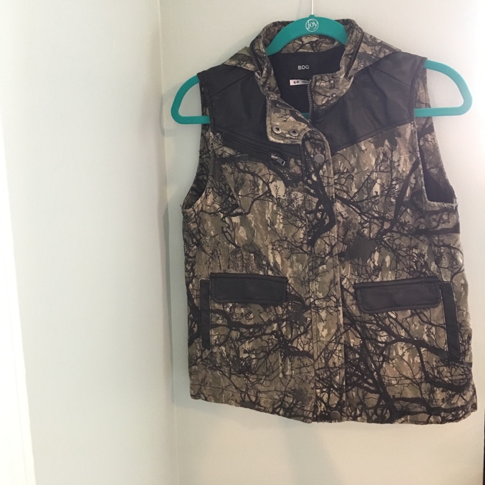 Camo vest with zip away hood. NWT BDG.