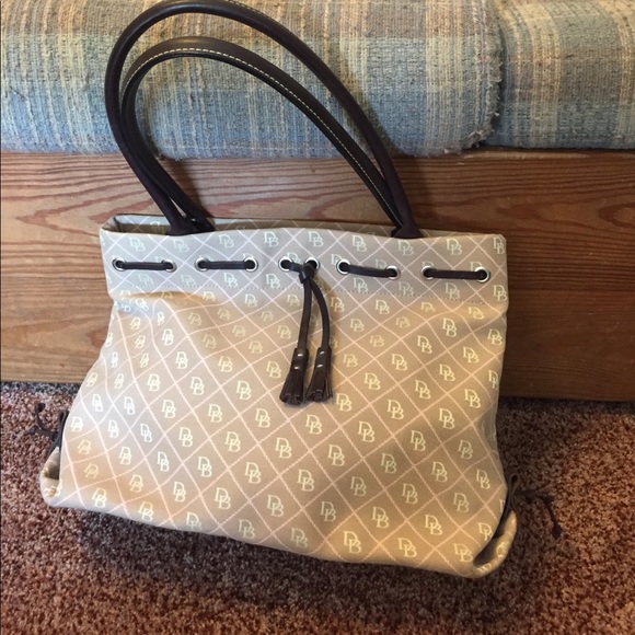 Dooney & Bourke Handbags - Authentic Dooney and Bourke handbag