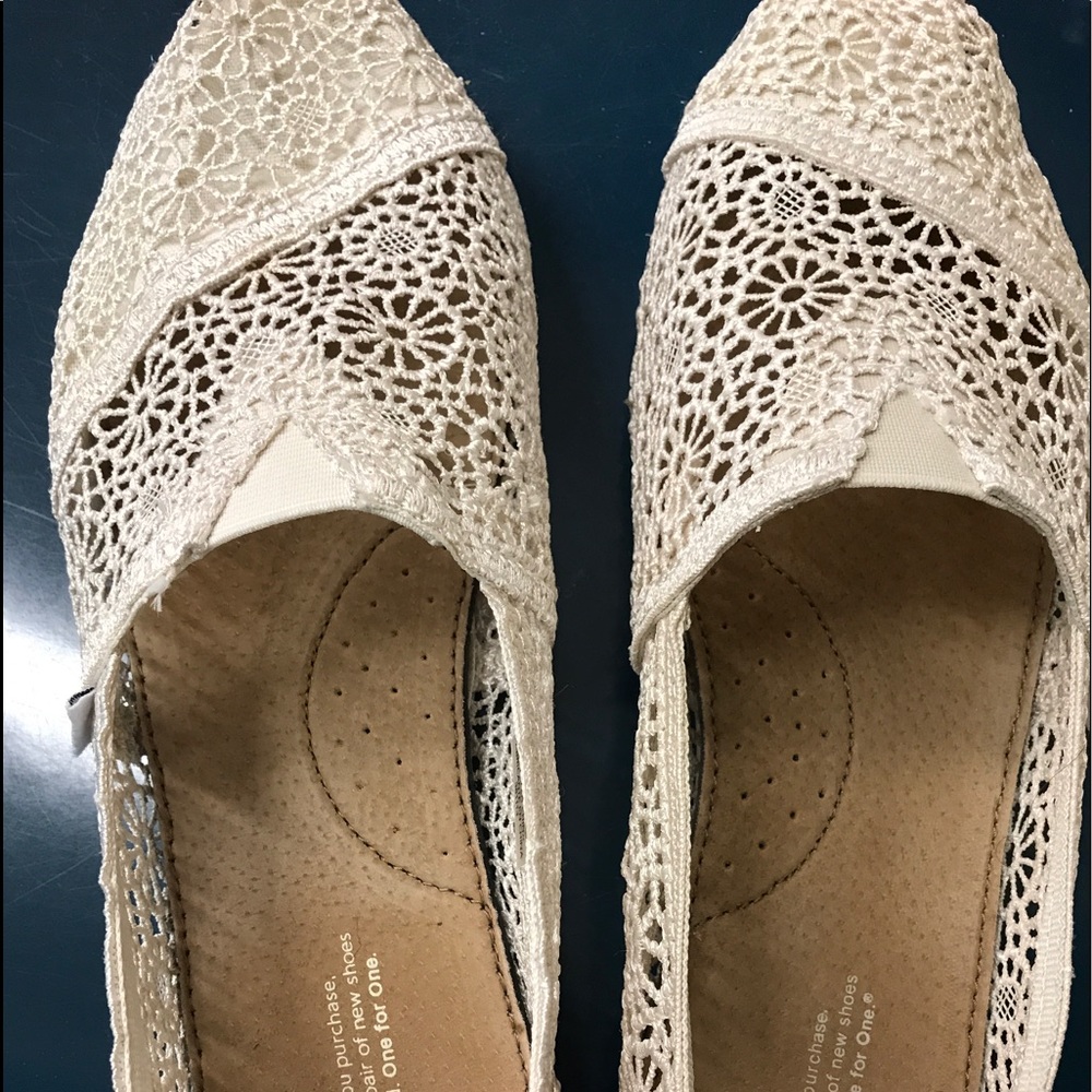 Beige lace Toms