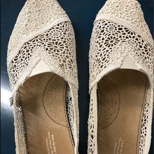 Beige lace Toms