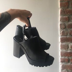 DIVIDED CHUNKY HEELS