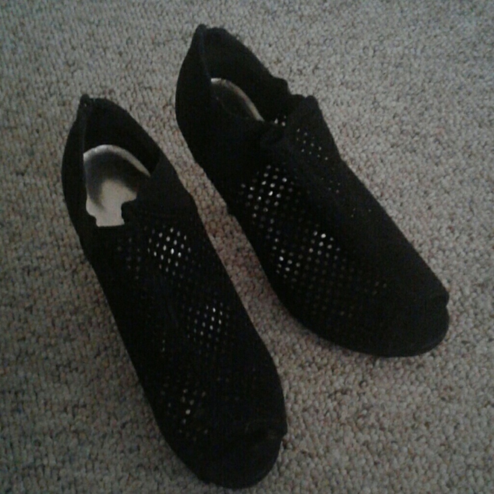 Black peep toe heels