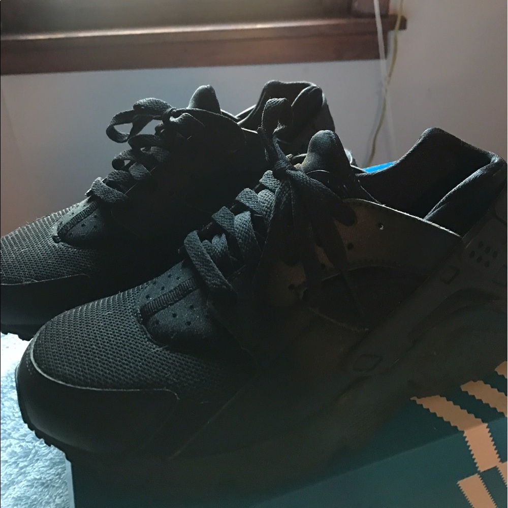 Black Nike Huaraches, 6.5 youth (8 in women's)