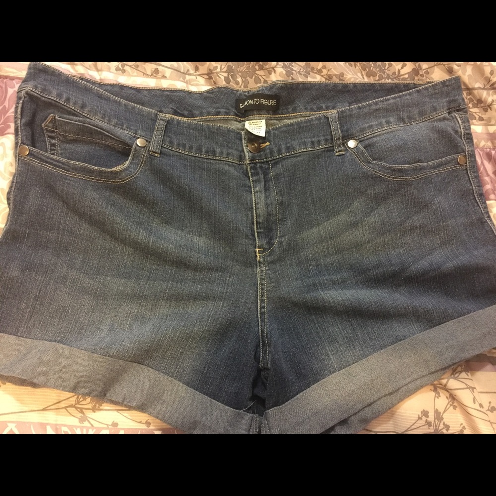 Sexy skinny denim shorts