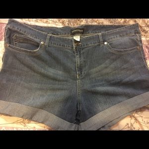 Sexy skinny denim shorts