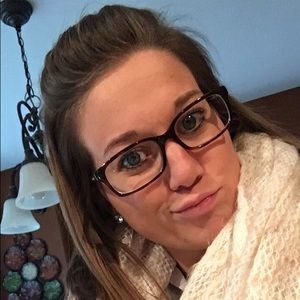 Meet your Posher, Courtney